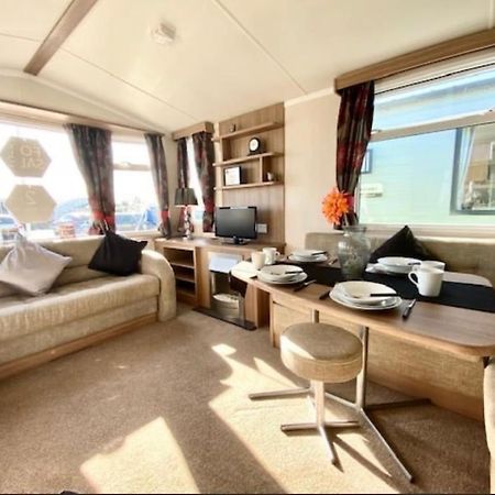 Отель Swift Loire Jaywick Sands Экстерьер фото