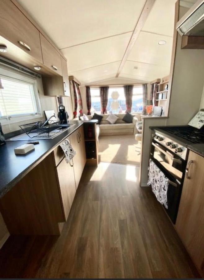Отель Swift Loire Jaywick Sands Экстерьер фото