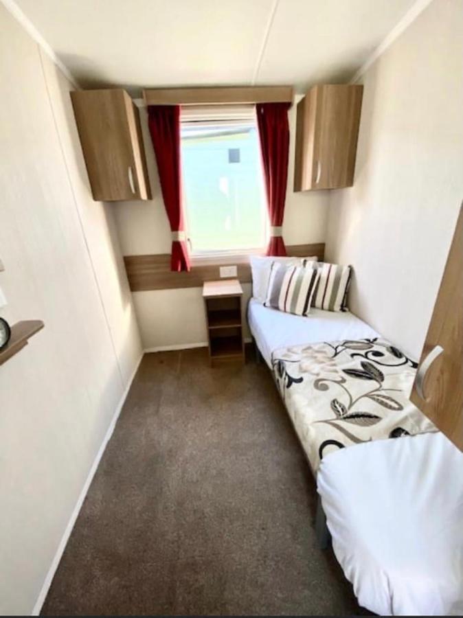 Отель Swift Loire Jaywick Sands Экстерьер фото